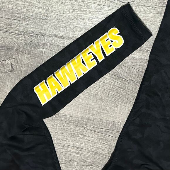 University Of Iowa Hawkeyes Black Camo 28” Legging Women Small S High Rise  NCAA - Picture 3 of 9